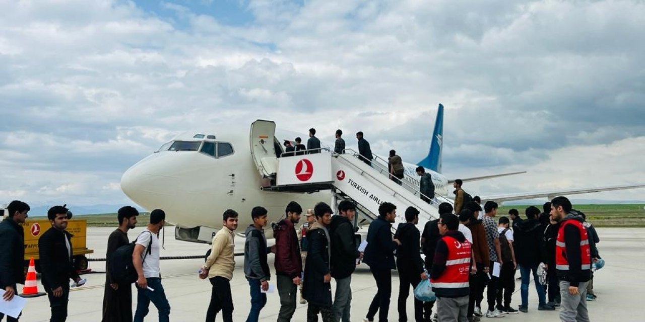 Ağrı’da 136 Afgan göçmen ülkelerine gönderildi