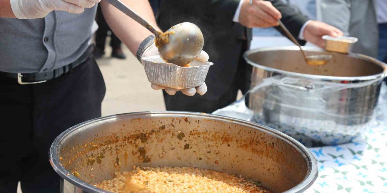 Kent meydanında dağıtılan coğrafi işaretli ekşili pilav damakları tatlandırdı