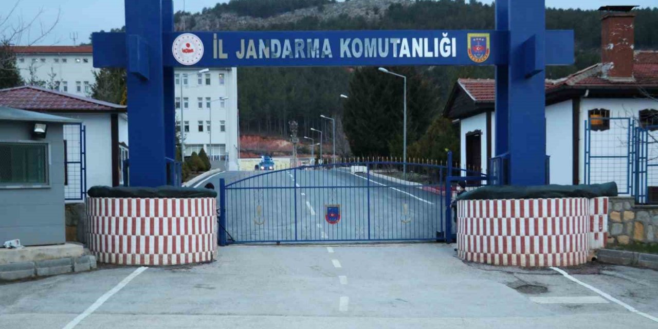 Ahırdaki ineği çalan hırsızlar jandarmadan kaçamadı