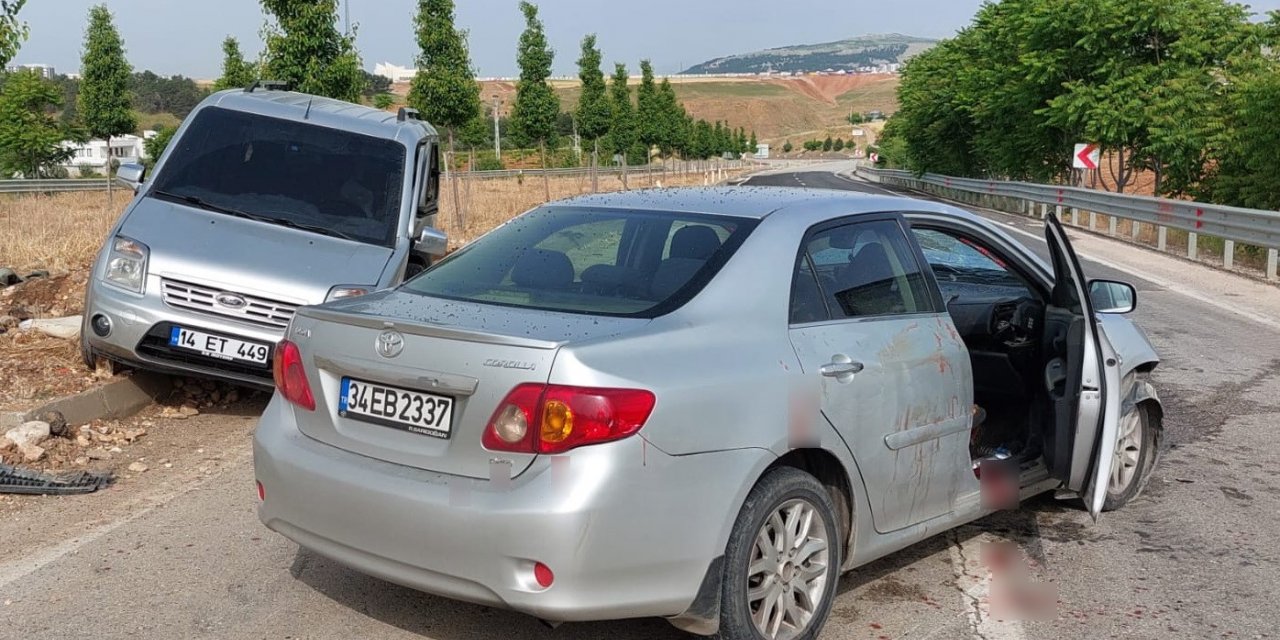 Otomobil ile hafif ticari araç çarpıştı: 8 yaralı