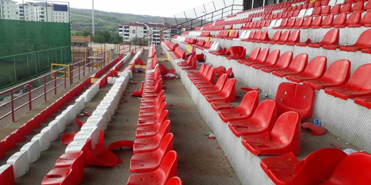 Amatör maçta taraftarlar koltuklara zarar verdi
