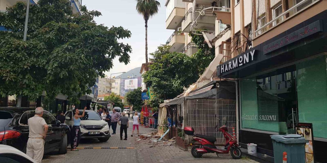 Kafeteryanın üzerinde bulunan binanın balkonu çöktü