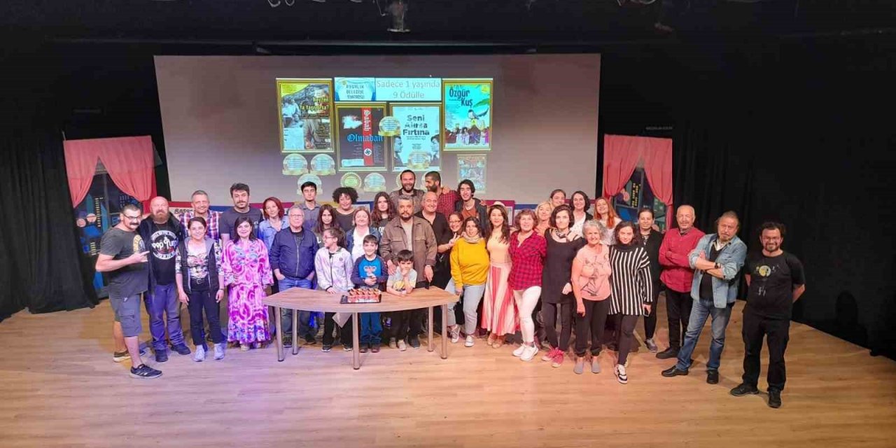 Ayvalık Belediye Tiyatrosu ödüle doymuyor