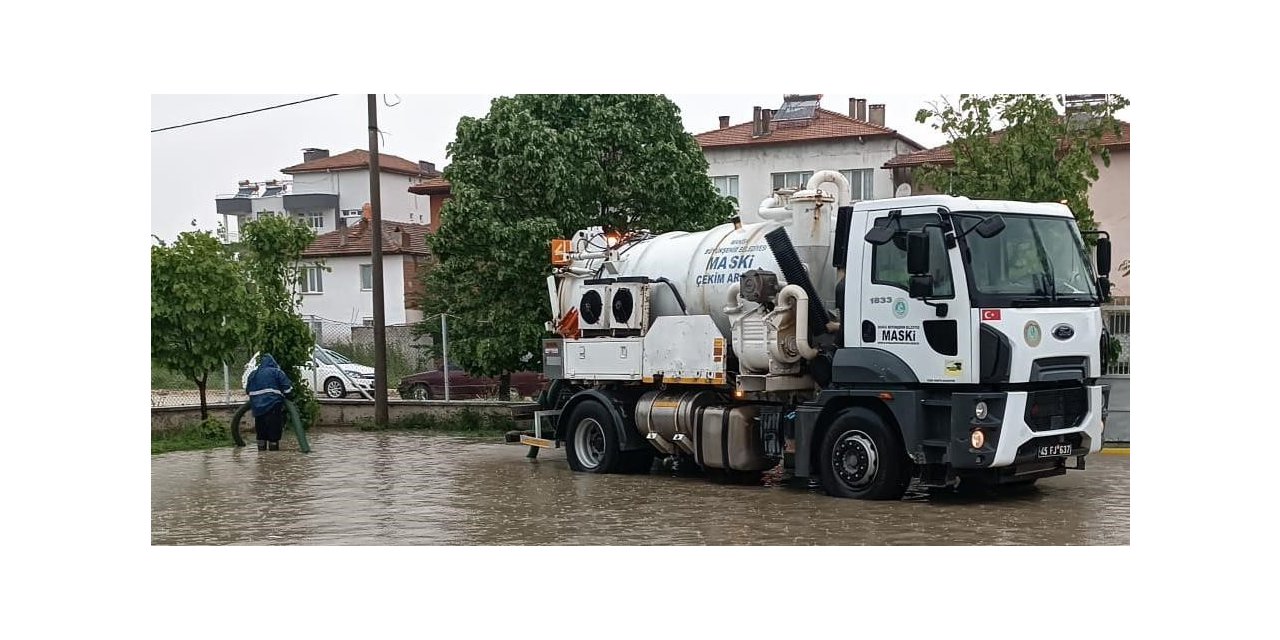 Sağanak yağmur Selendi’de su baskınlarına sebep oldu