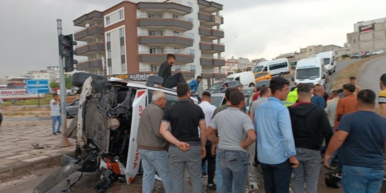 Hasta almaya giden ambulans kaza yaptı: 4 yaralı