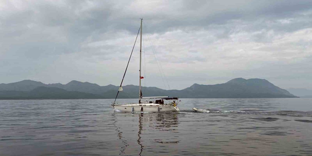 Yelkenli teknede 2 Rus göçmen kaçakçısı ve 83 göçmen yakalandı