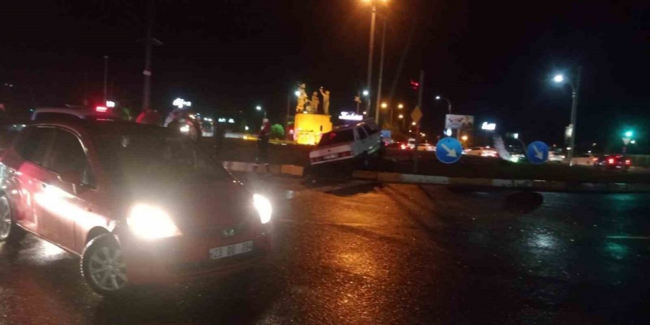 Elazığ’da otomobil aydınlatma direğine çarptı: 1 yaralı