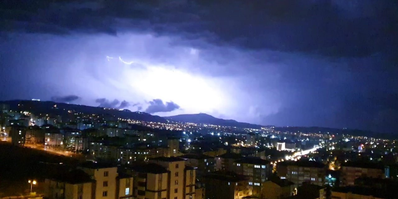 Elazığ’da şimşekler geceyi aydınlattı