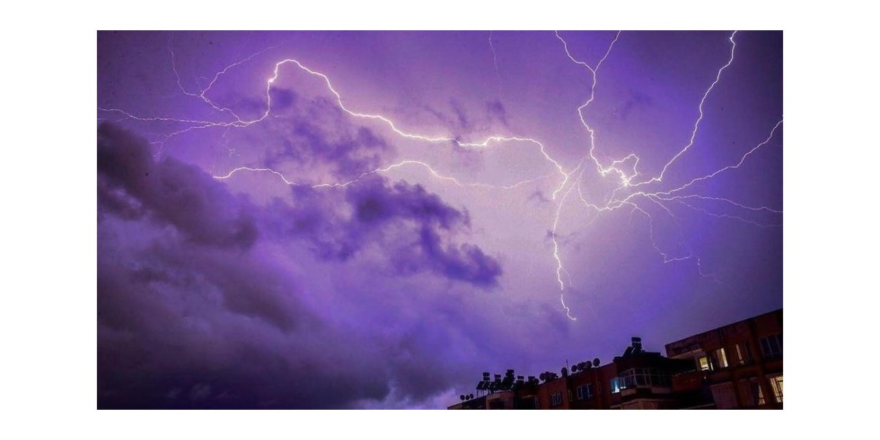 Erzincan’da şimşekler geceyi aydınlattı