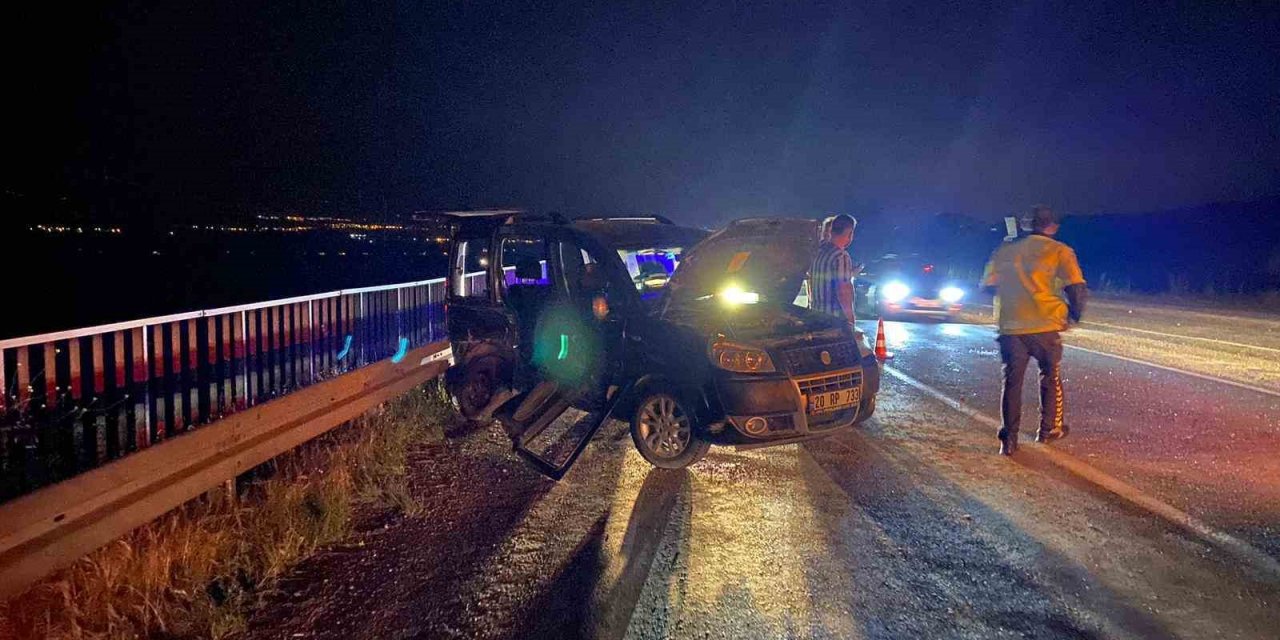 Otomobil dönmeye çalışan ticariye çarptı; 3 yaralı