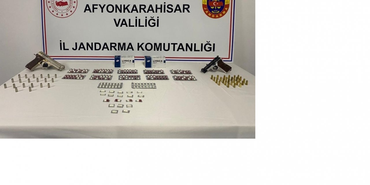 Poşetten uyuşturucu haplar ile ruhsatsız tabancalar çıktı