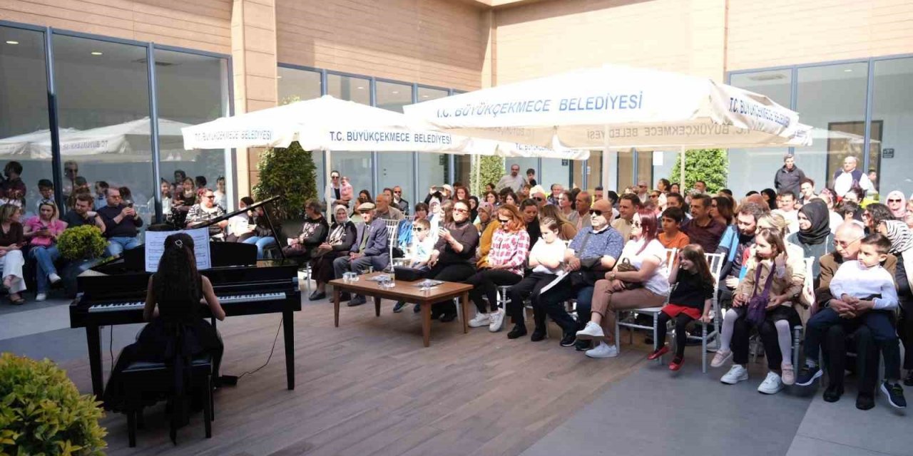 Piyano öğrencilerinden mezuniyet töreninde performans