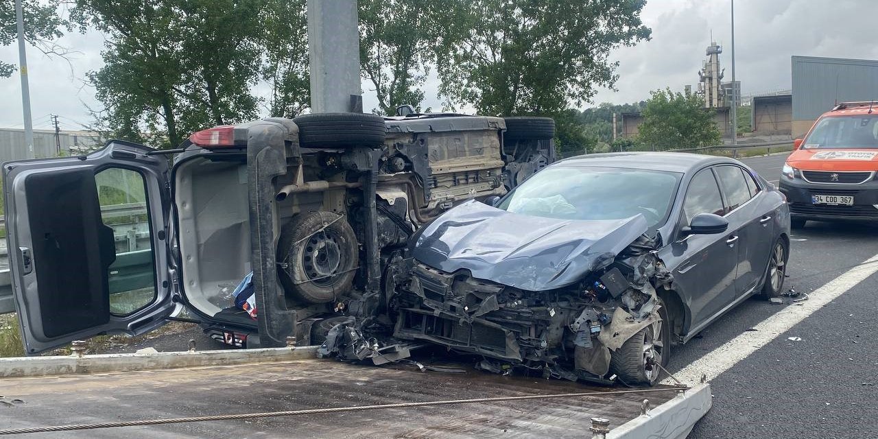 TEM’de iki araç çarpıştı, kazayı hafif sıyrıklarla atlattılar
