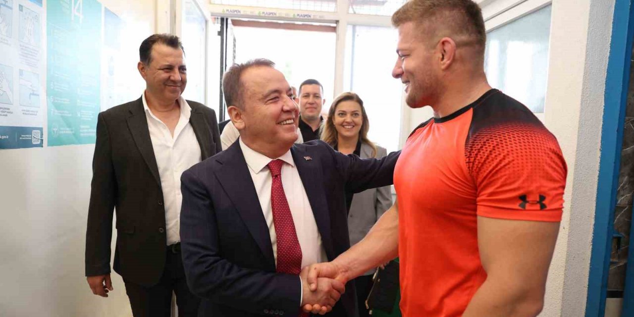 Başkan Böcek’ten başpehlivanlara moral ziyareti