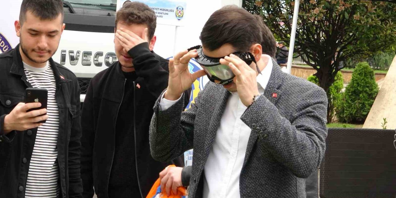 Alkolün etkisini taktıkları gözlükte yaşadılar