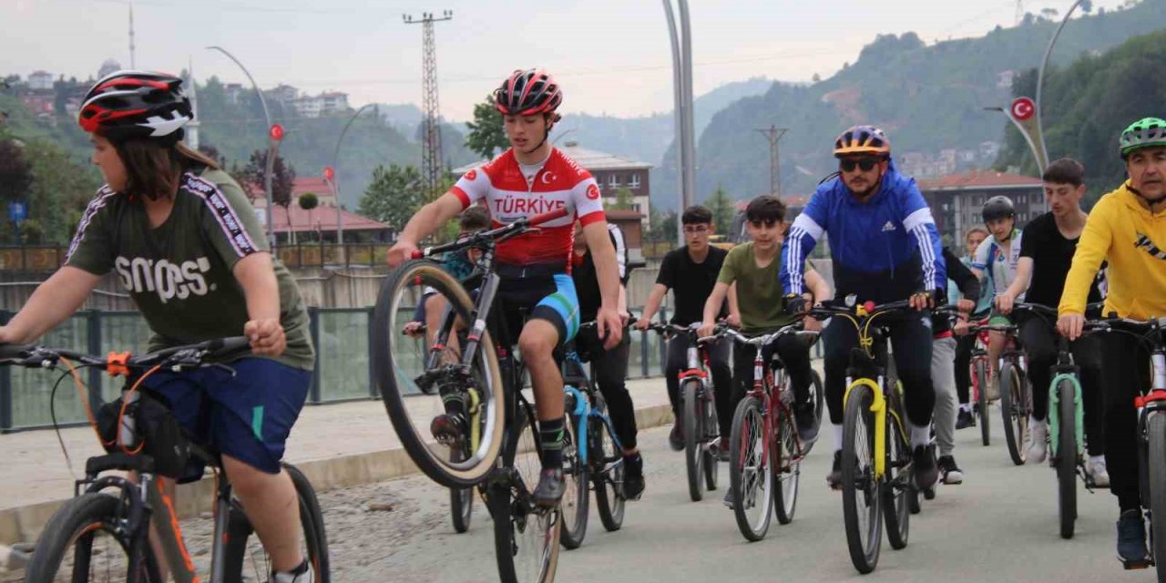 Rize’de bisiklet turu renkli görüntülere sahne oldu