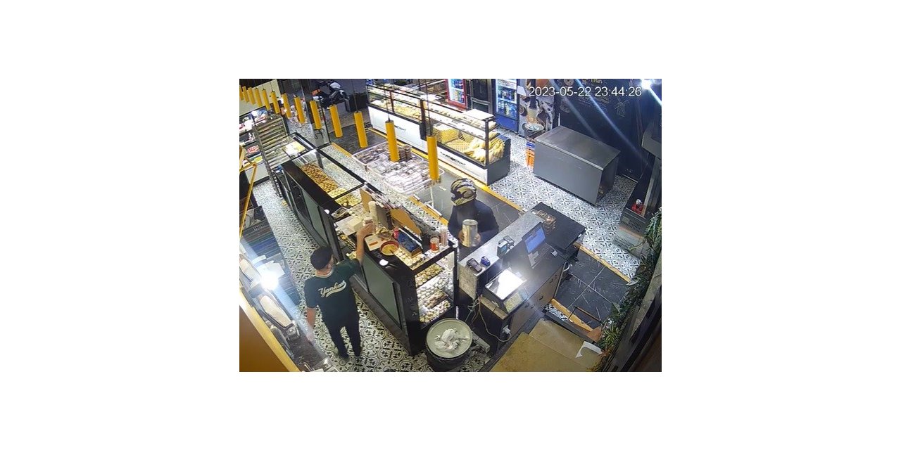 Fırından sadaka kutusu çalan kasklı hırsız kamerada