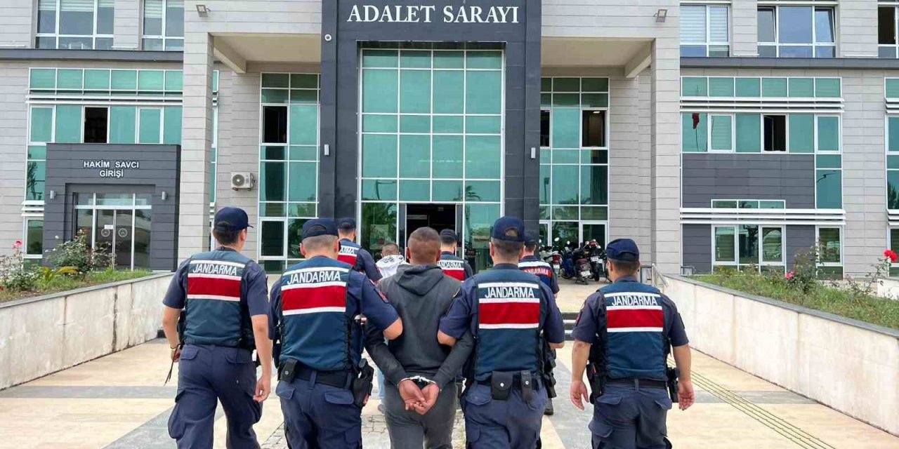 Finike’de hapis cezasıyla aranan 2 firari yakalanarak cezaevine teslim edildi