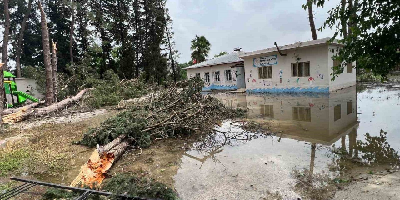 Osmaniye’de sağanak yağmur sonrası kanal taştı, evleri su bastı