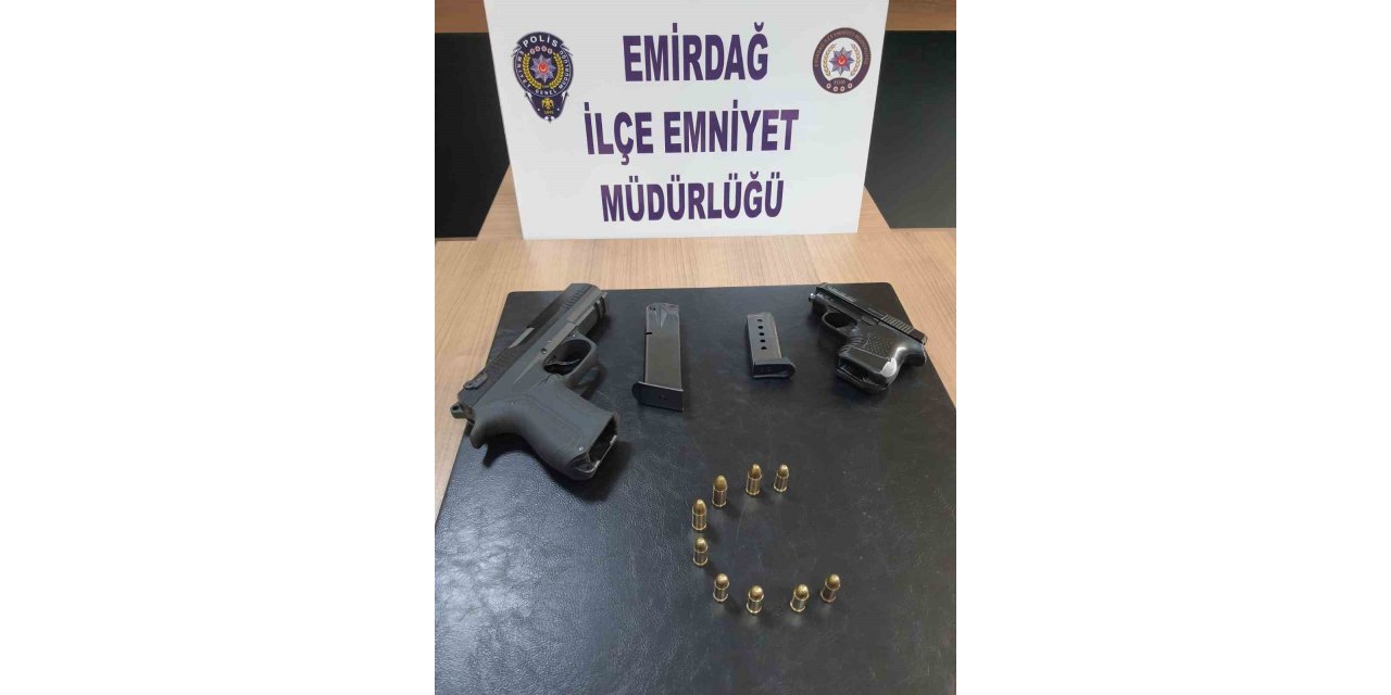 Polis kahvehanede yaptığı aramada 2 ruhsatsız tabanca ele geçirdi