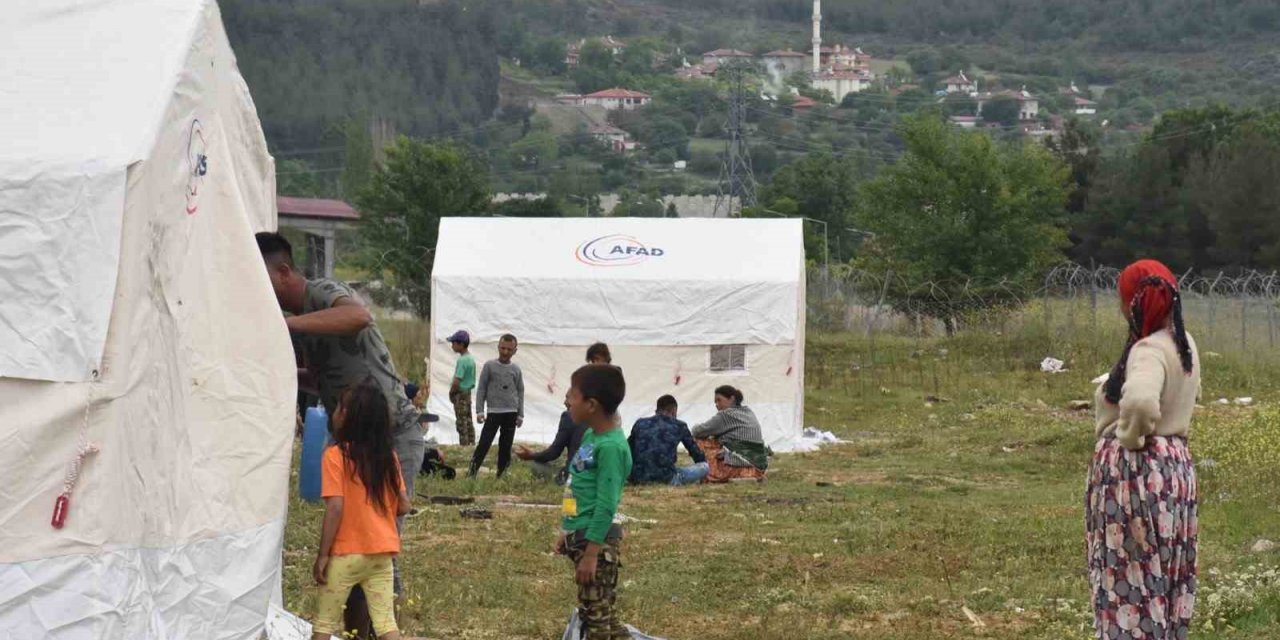 2 saatlik sağanak dereyi taşırdı, çadırları su bastı
