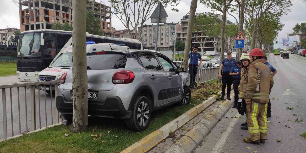 Sultangazi’de otomobil iki ağaç arasında sıkıştı