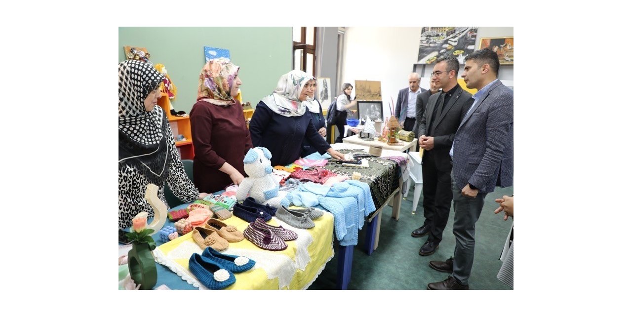 Ağrı Gençlik Merkezinde el emeği ürünler sergilendi