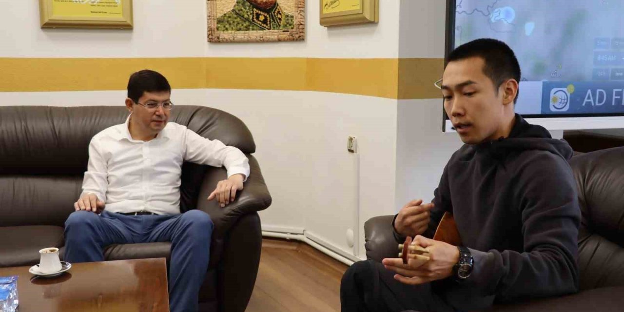 Yakutistanlı gençten Başkan Özcan’a dombra jesti