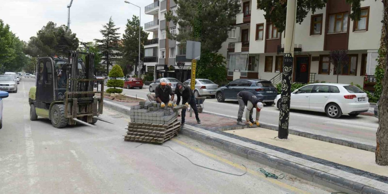 İstasyon Caddesindeki kaldırım yenileme çalışmaları devam ediyor