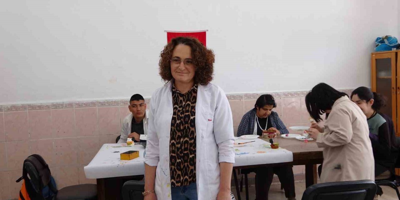 Engelli bireyler bu merkezde hem sosyalleşiyor hem de becerilerini geliştiriyor