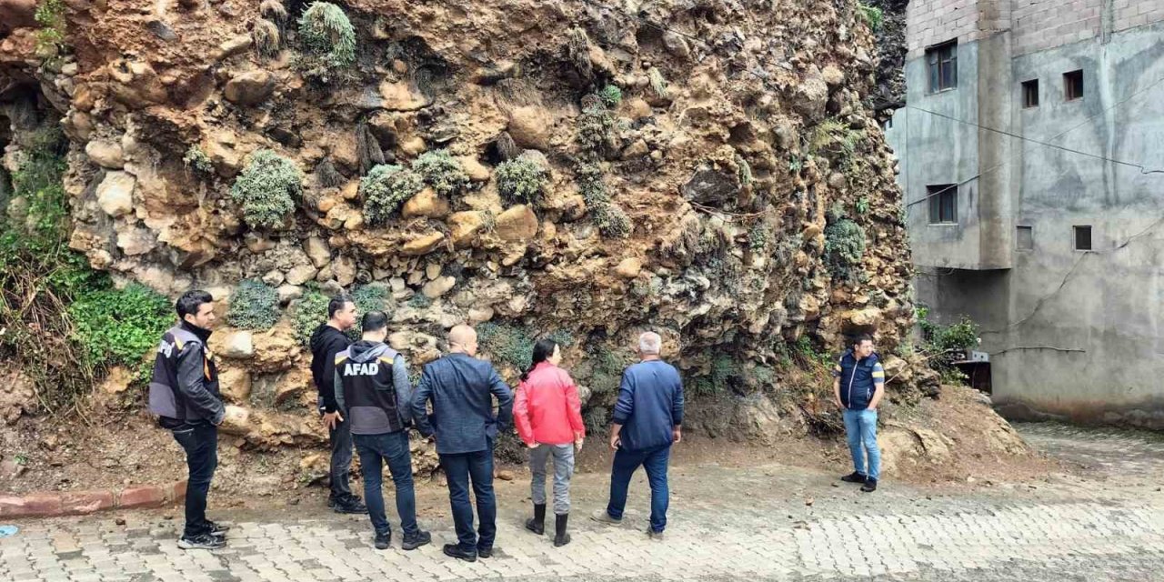 Depremler sonrası Saimbeyli’de tehlikeli kayalar temizleniyor
