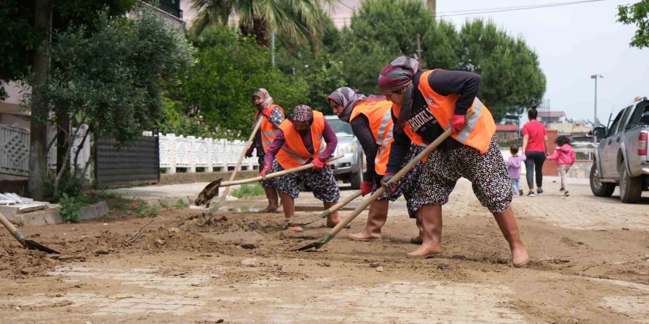 Kuyucak Belediyesi, sel sonrası yaraları sarıyor