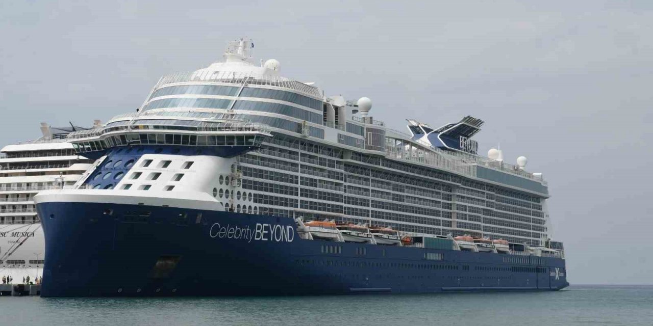 Dev gemi ile Kuşadası’na 2 bin 957 turist geldi