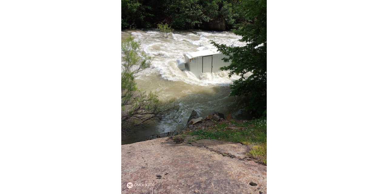 Nehre düşen kamyon sürücüsü için arama kurtarma çalışması başlatıldı