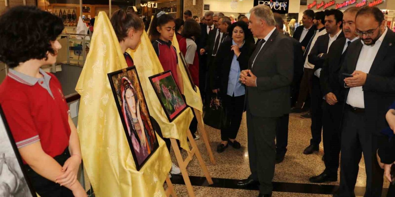 Ortaokul öğrencilerinin yıl boyunca yaptığı resimler, beğeniye sunuldu