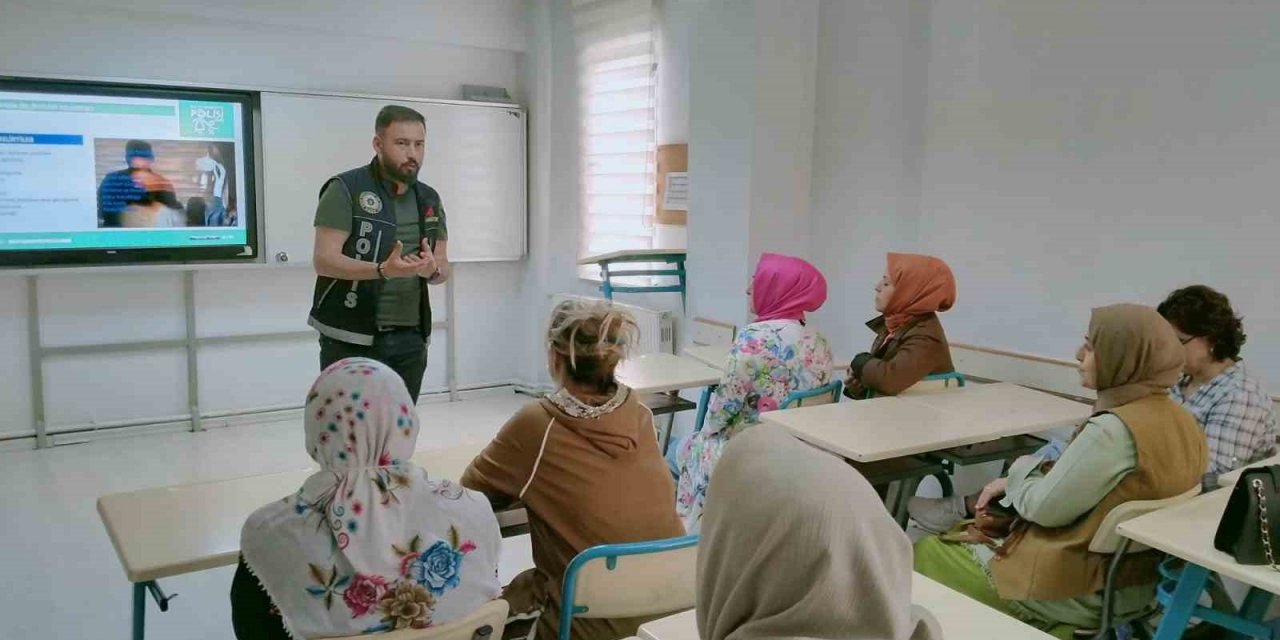 Narkotik polisi vatandaşları uyuşturucu konusunda bilgilendirdi