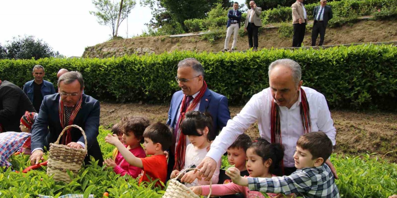 Rize protokolü minik öğrencilerle beraber çay bahçesine girdi