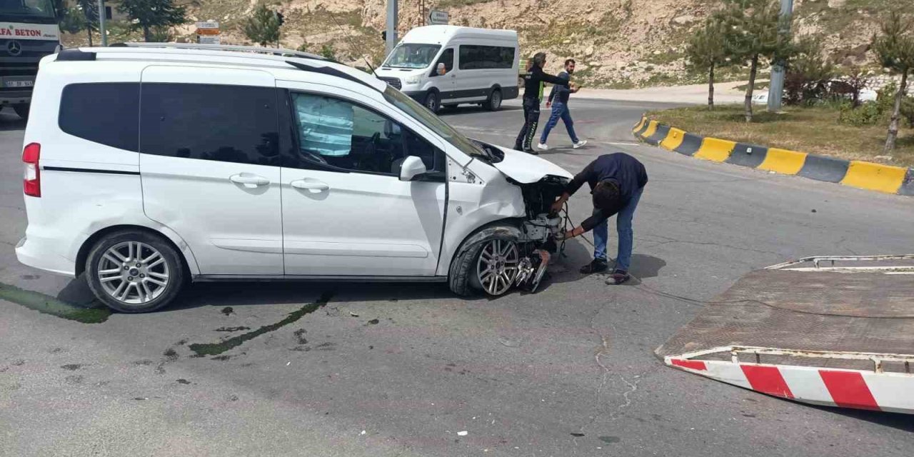 Otomobille ticari araç çarpıştı: 3 yaralı