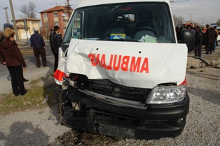Hasta taşıyan ambulans kaza yaptı