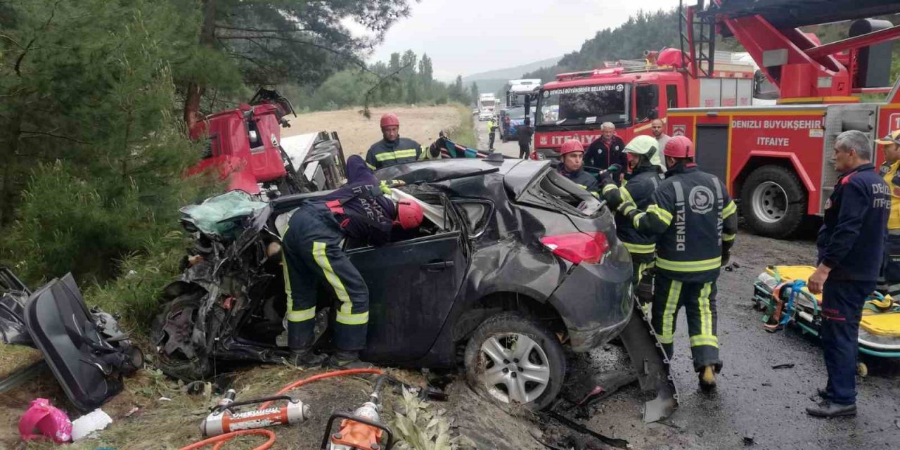 Tırın biçtiği otomobildeki ölü sayısı 4’e yükseldi