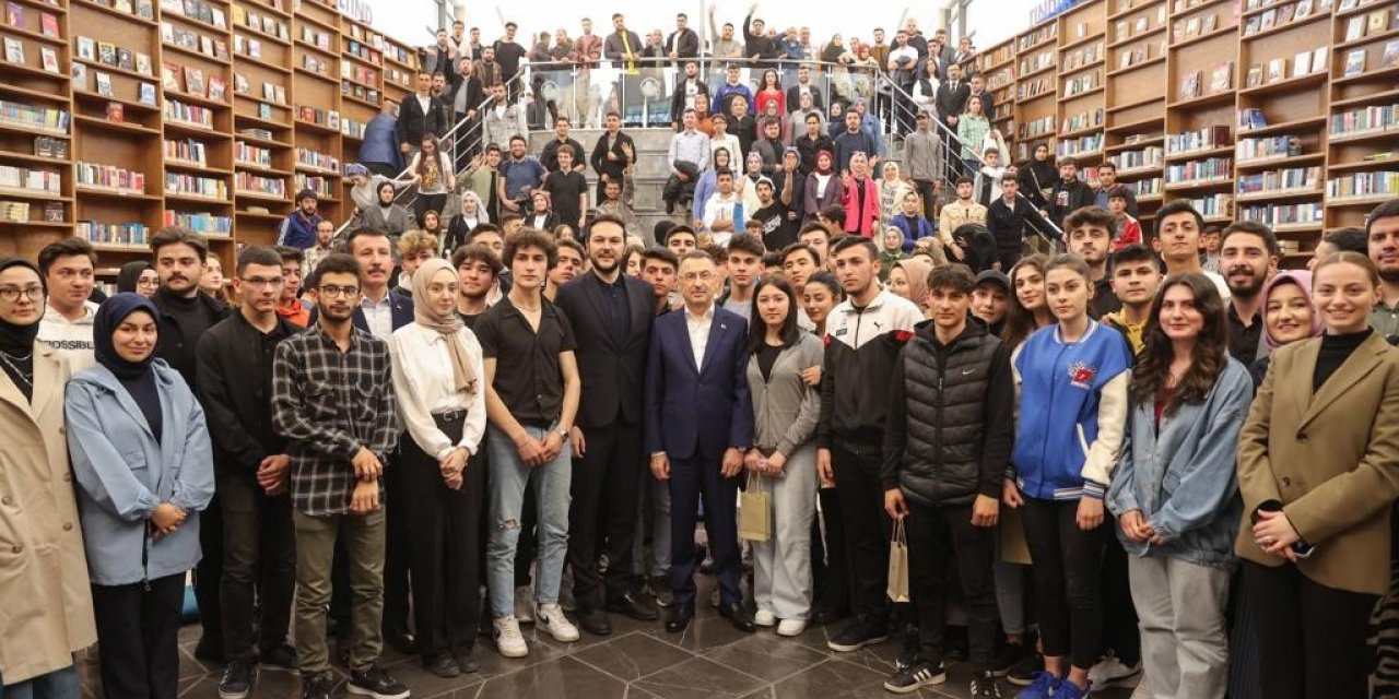 Cumhurbaşkanı Yardımcısı Fuat Oktay, Başkent Millet Bahçesi’nde gençlerle bir araya geldi