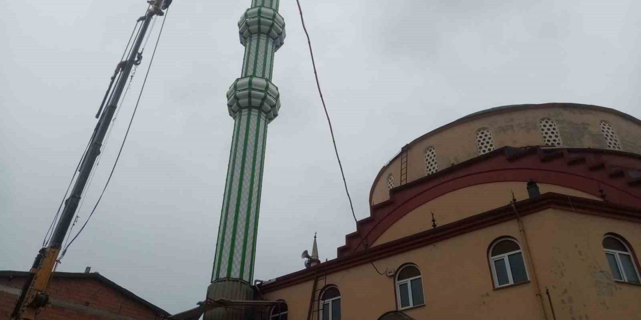 Fırtınadan yıkılan cami minaresi yenilendi