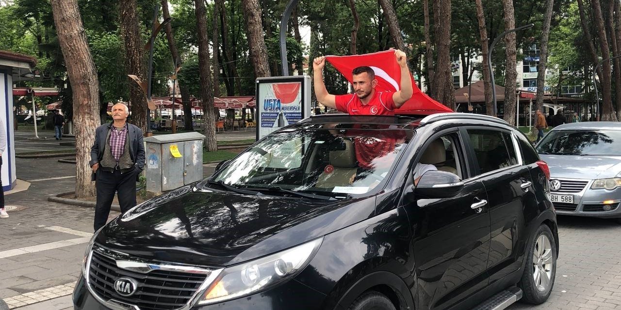 Dünya birincisi sporcu çiçeklerle karşılandı