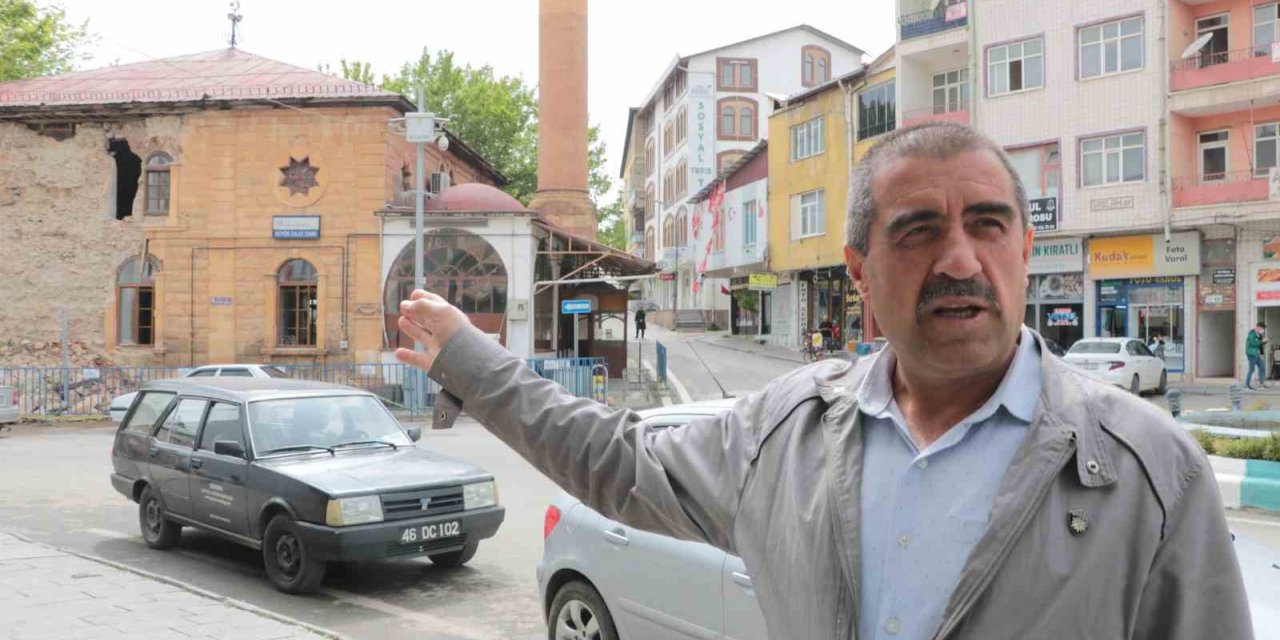 Vatandaşlar, depremde zarar gören caminin yıkılıp yeniden yapılmasını istedi