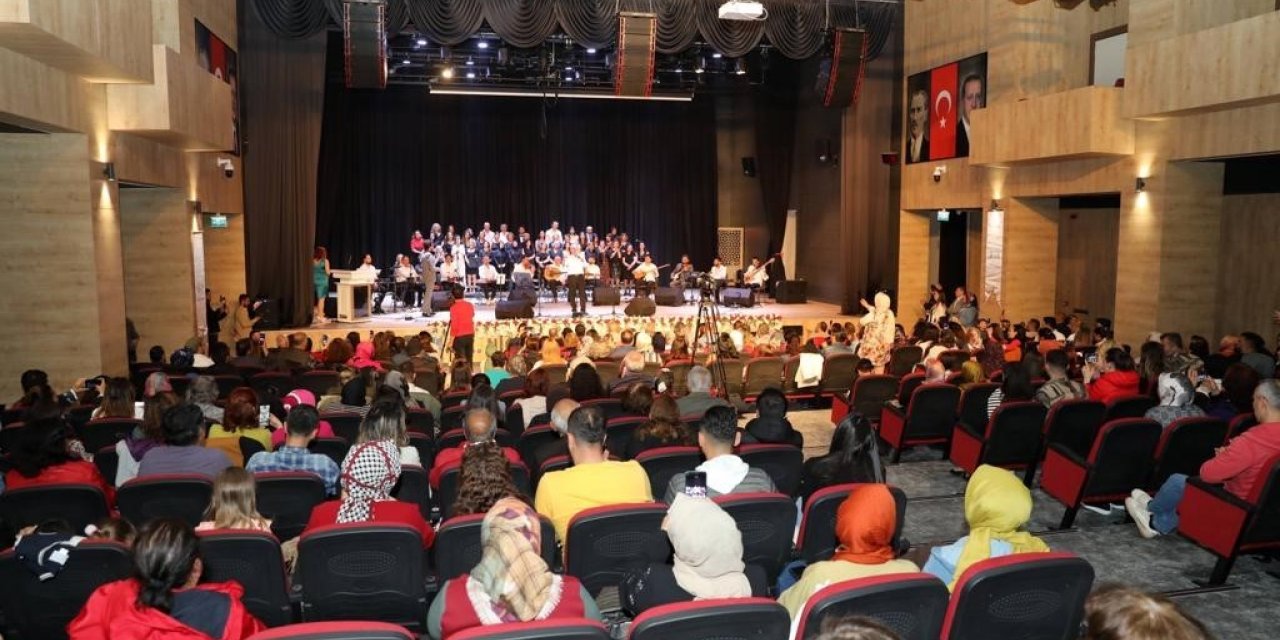 Halk Korosu ilk konserini verdi