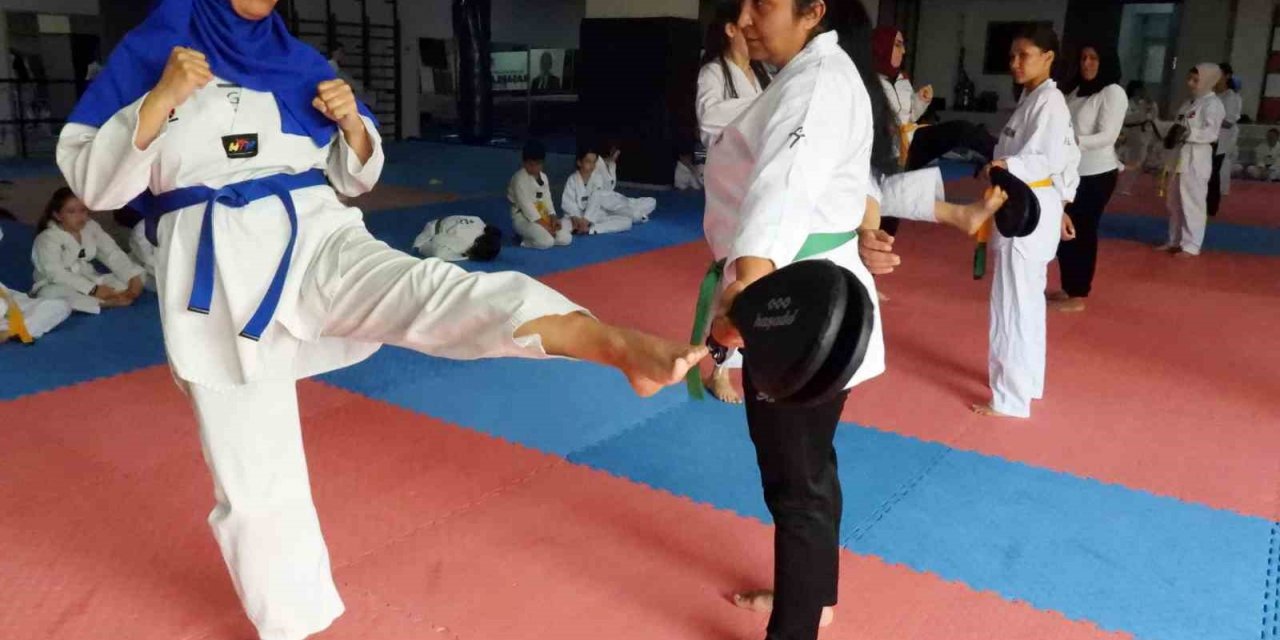 Dört çocuk annesi hamile tekvandocu kuşak atladı