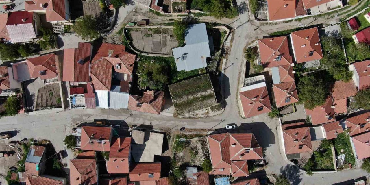 Havadan bahçeyi andıran 3 asırlık kilise turizme kazandırılmayı bekliyor