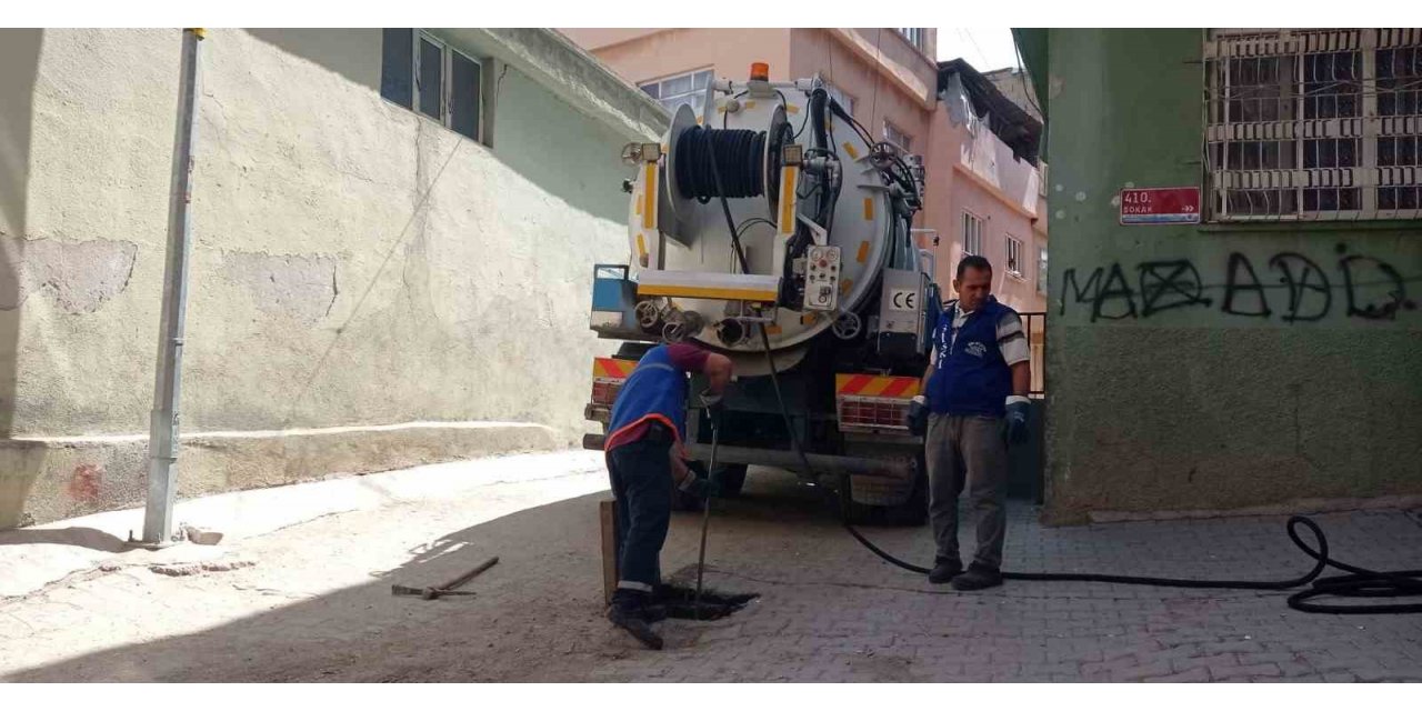 Belediye ekipleri atıklar nedeniyle tıkanan kanalları temizliyor