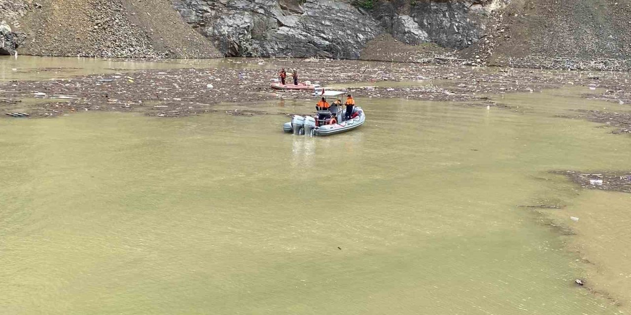 Çoruh nehrinde kaybolan sürücü botlarla aranıyor
