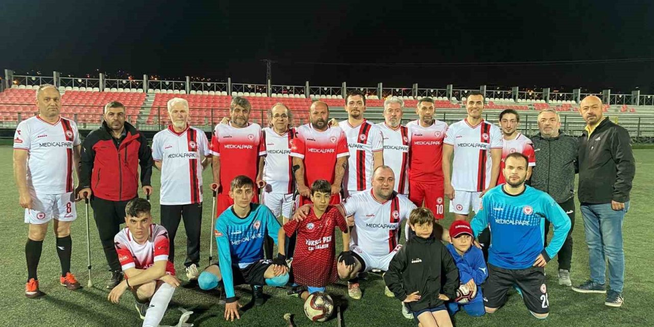 Doktorlar ile Engelli Gücü Takımı farkındalık maçı yaptı